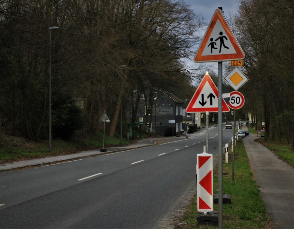 g4abf2489da5b6193b7fbbd80d0fe6aca59ccb5af776f26539f222e2446f34c3a0b8524ad12b9fbb03f7a69b42a678b5acad7d33249124799843b068f383774ae_1280-4999962 signs, traffic signs, keeps, square, red, white, road, traffic, a notice, information signs, true signs, orientation, road traffic, sensory overload, traffic sign, sign, street sign, signpost, attention, construction site, information boards, stop, information sign, topic of the week